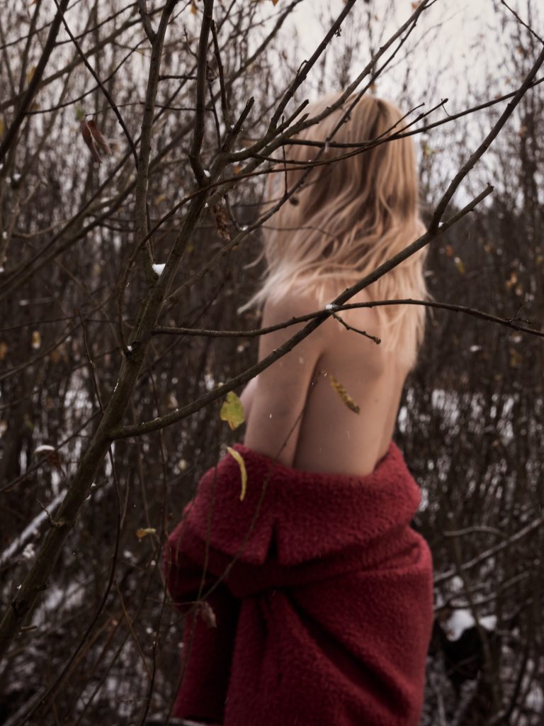 sesja kobieca w lesie fotograf Natalia Rakowska