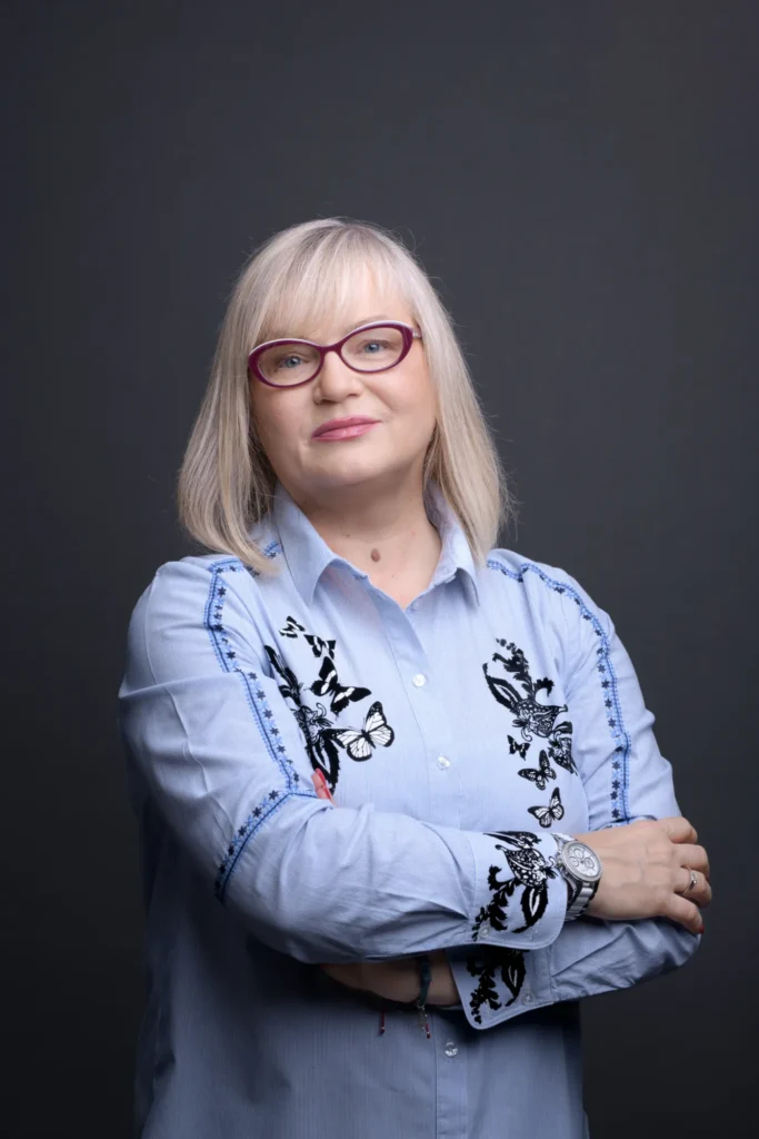 klasyczny portret biznesowy kobiety na gładkim tle w studio w Warszawie fotograf Natalia Rakowska