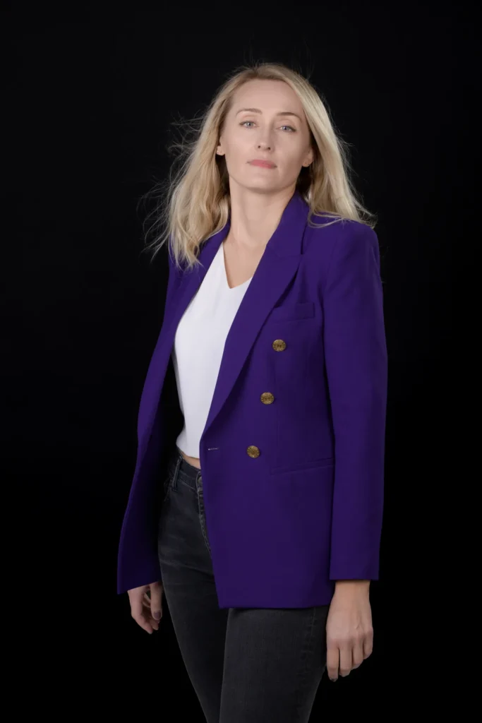 klasyczny portret biznesowy kobiety na ciemnym tle w studio w Warszawie fotograf Natalia Rakowska