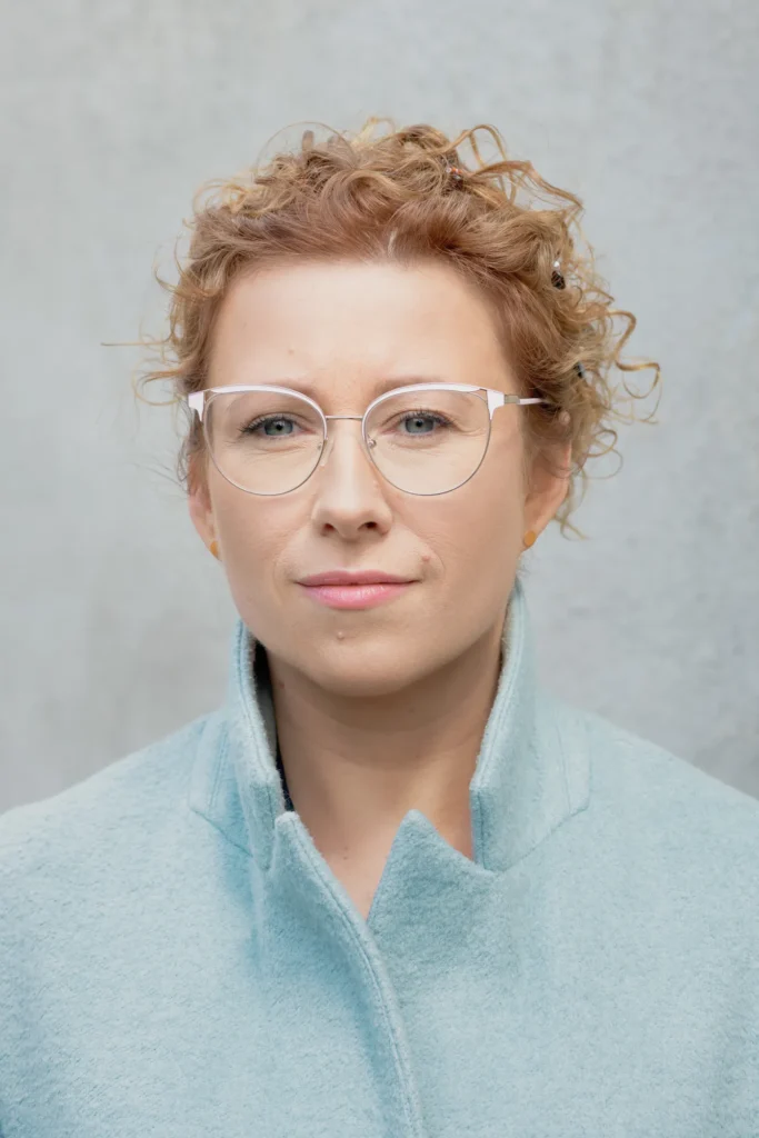 klasyczny portret biznesowy kobiety na gładkim tle w plenerze w Warszawie fotograf Natalia Rakowska