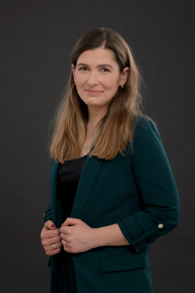 klasyczny portret biznesowy kobiety na gładkim tle w studio w Warszawie fotograf Natalia Rakowska