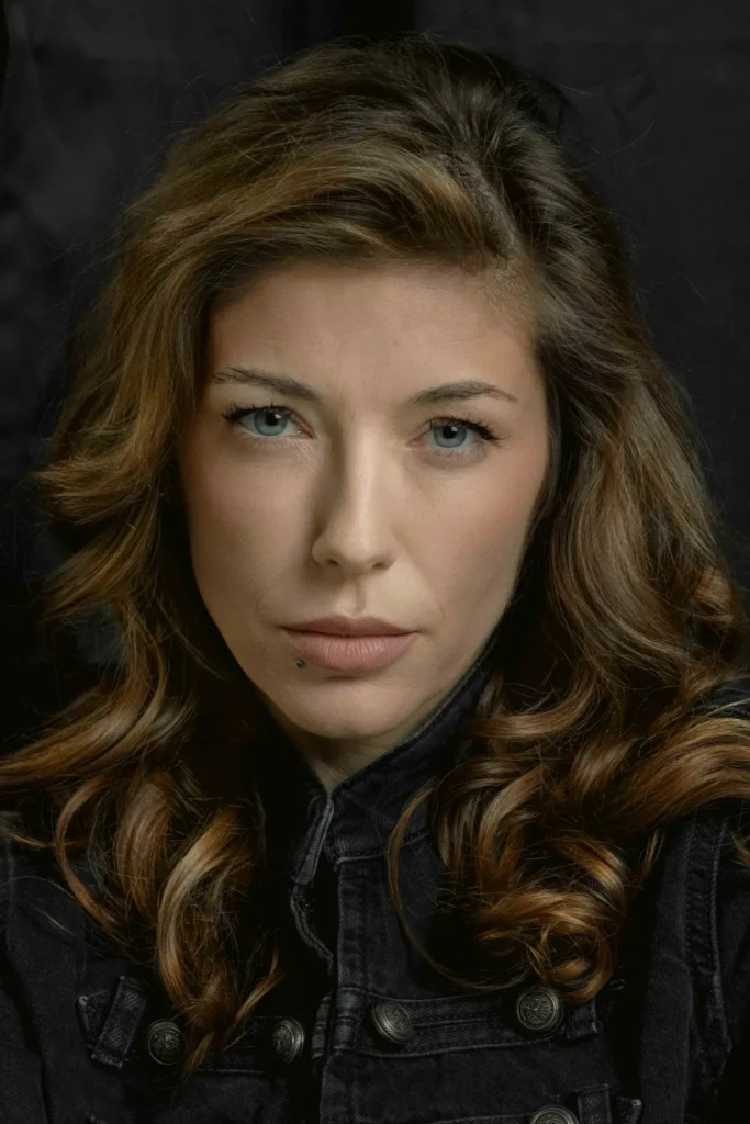 portfolio modelingowe kobiety. Bliski portret na czarnym tle fotograf w Warszawie Natalia Rakowska